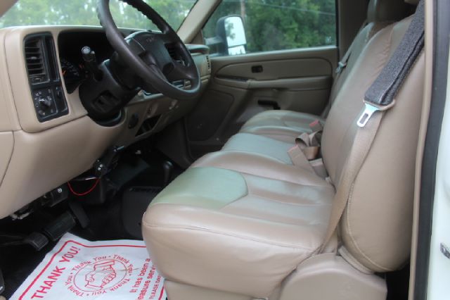 2005 GMC Sierra 2500 2WD CREW CAB 149 Laramie