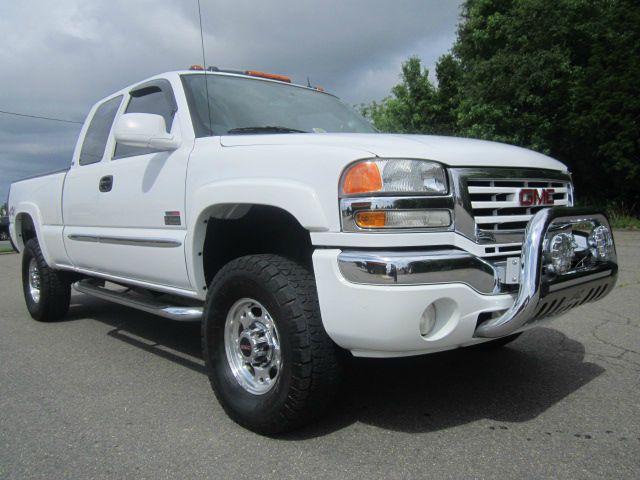 2005 GMC Sierra 2500 LE Sedan