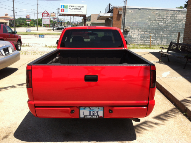 2001 GMC Sonoma 2WD Reg Cab 133 Work Truck