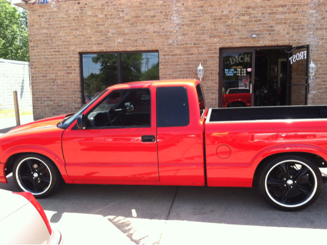 2001 GMC Sonoma 2WD Reg Cab 133 Work Truck