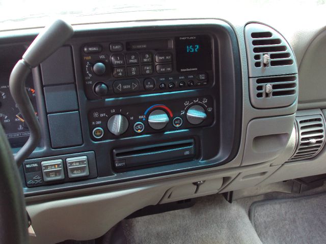1999 GMC Suburban SLT