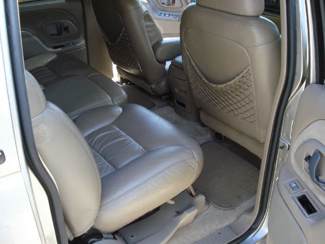 1999 GMC Suburban SLT