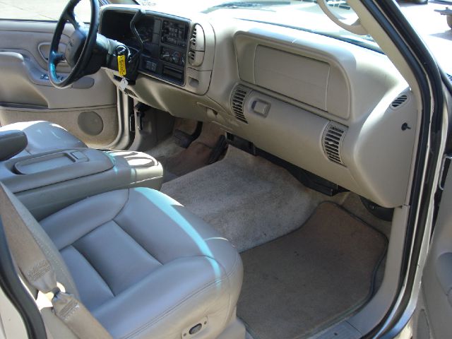 1999 GMC Suburban SLT