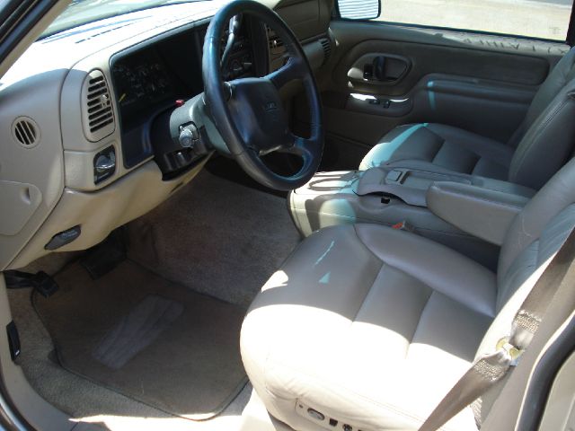 1999 GMC Suburban SLT