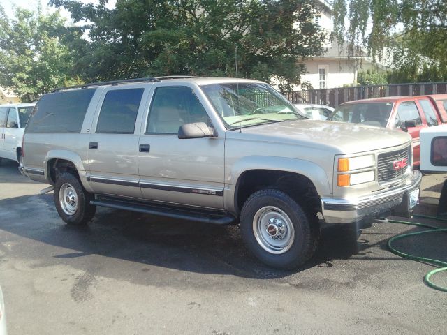 1999 GMC Suburban 5.6L Automatic XE