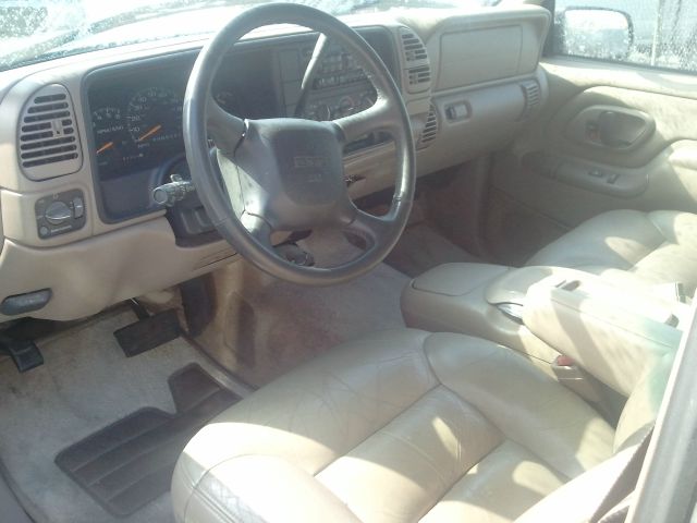 1999 GMC Suburban 5.6L Automatic XE