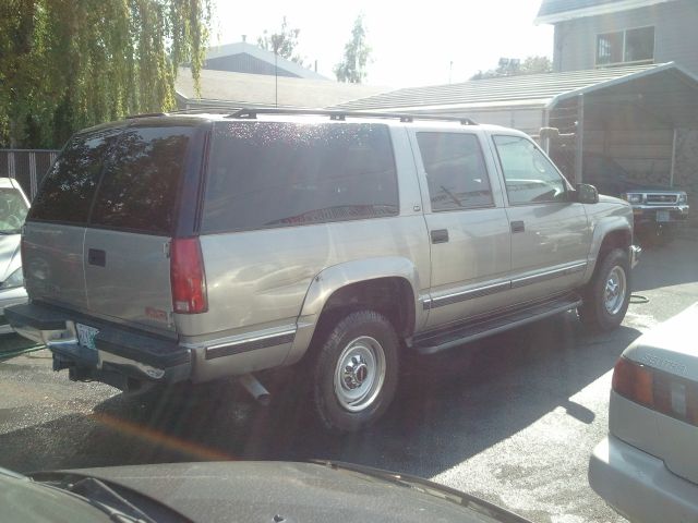 1999 GMC Suburban 5.6L Automatic XE