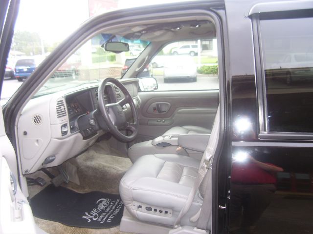 1999 GMC Suburban EX Automatic W/leatherdvd RES