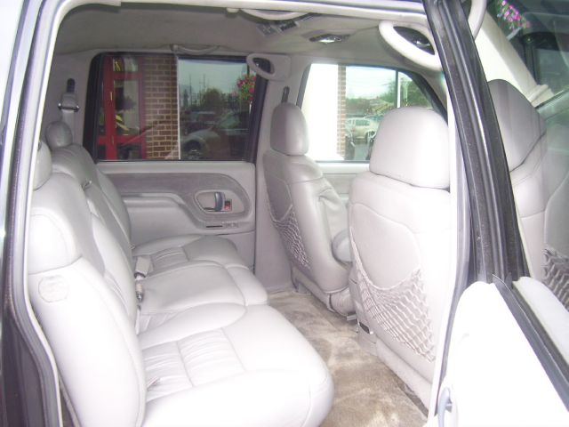 1999 GMC Suburban EX Automatic W/leatherdvd RES