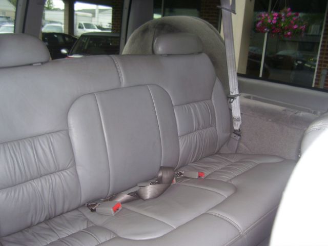 1999 GMC Suburban EX Automatic W/leatherdvd RES