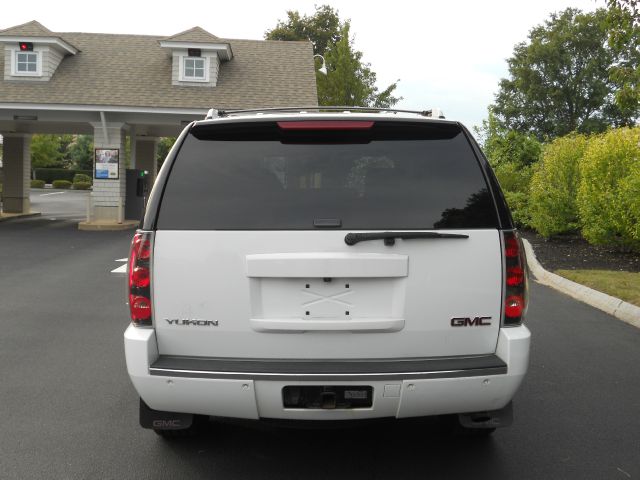 2007 GMC Yukon AWD Sedan