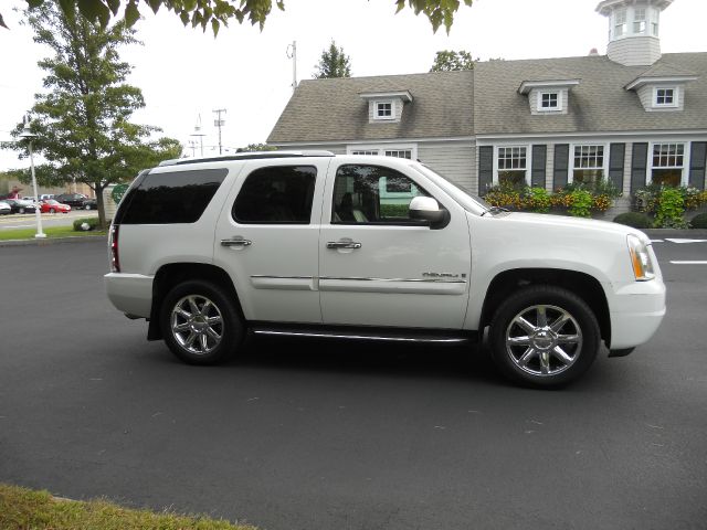 2007 GMC Yukon AWD Sedan