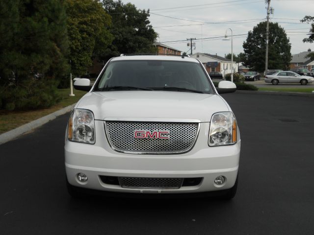 2007 GMC Yukon AWD Sedan