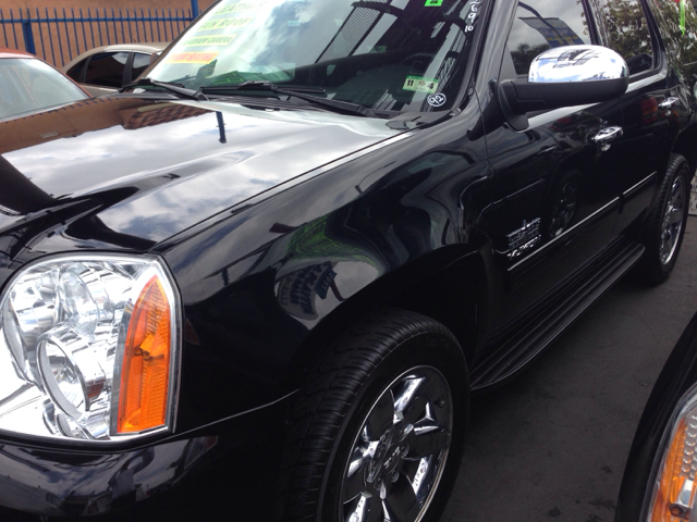 2010 GMC Yukon Vanden Plas Sedan 4D