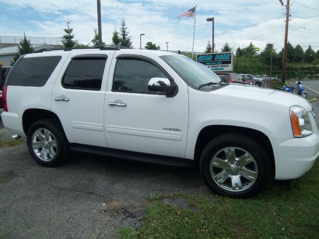 2011 GMC Yukon SE - LOW Miles