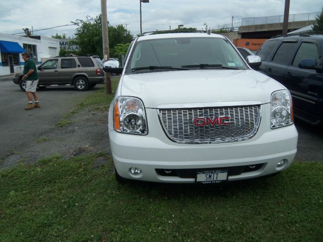 2011 GMC Yukon SE - LOW Miles