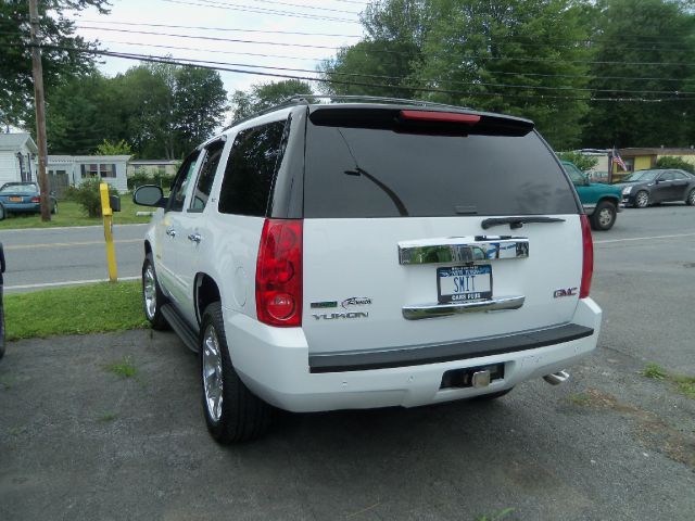 2011 GMC Yukon SE - LOW Miles