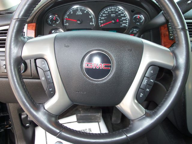 2011 GMC Yukon SE - LOW Miles