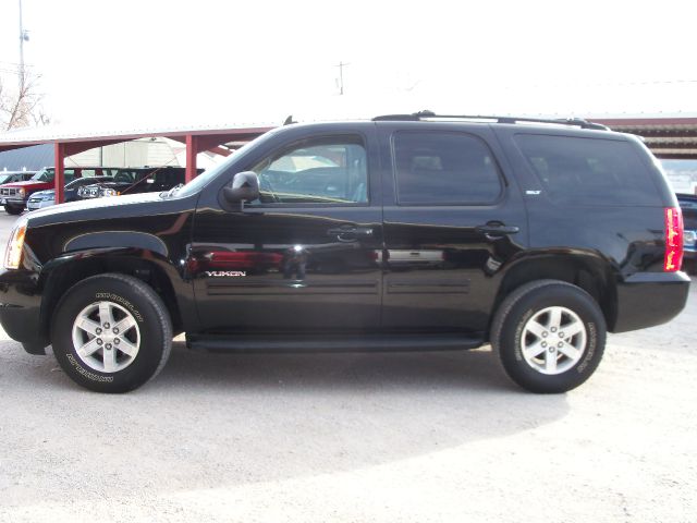 2011 GMC Yukon SE - LOW Miles
