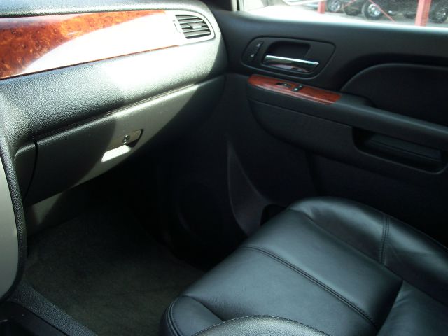 2011 GMC Yukon SE - LOW Miles