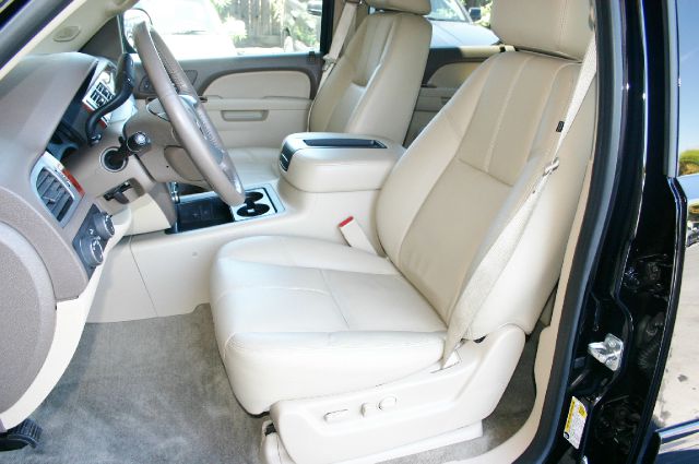 2012 GMC Yukon SE - LOW Miles