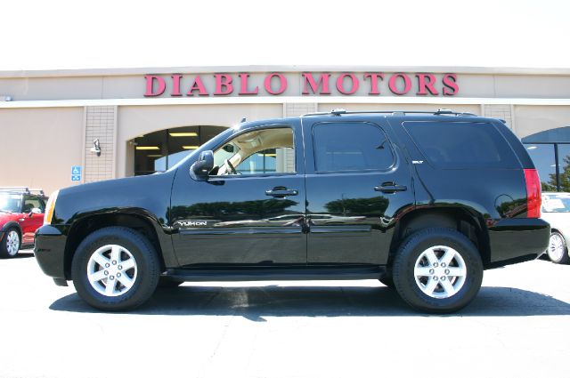 2012 GMC Yukon SE - LOW Miles