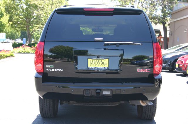 2012 GMC Yukon SE - LOW Miles