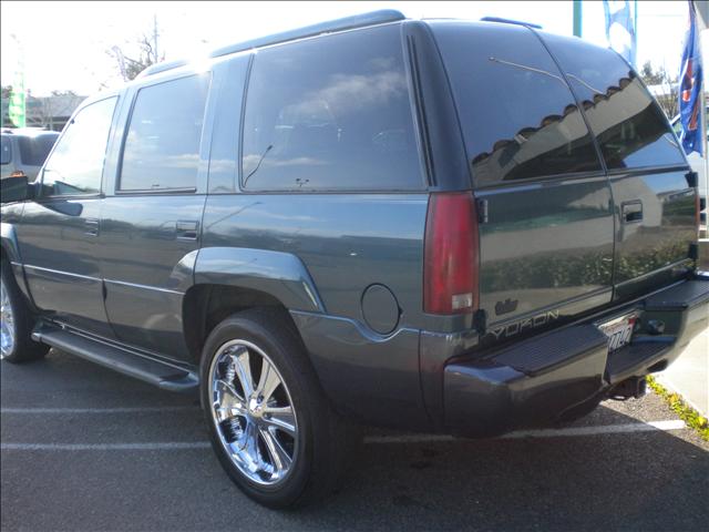 1999 GMC Yukon Denali Base