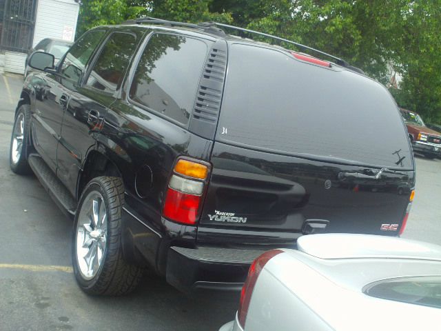 2005 GMC Yukon Denali EX Sedan 4D