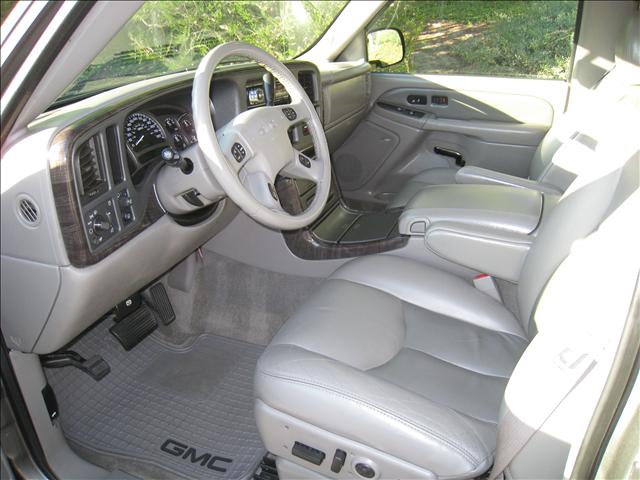 2005 GMC Yukon Denali EX Sedan 4D