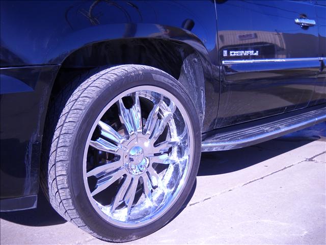2007 GMC Yukon Denali EX Sedan 4D