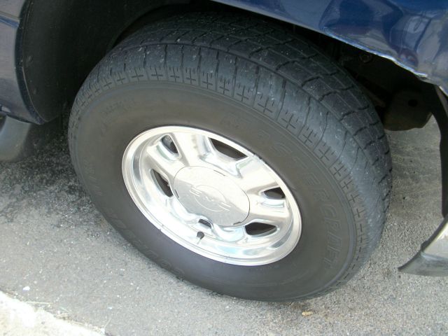 2003 GMC Yukon XL C350 4dr Sdn 3.5L Sport RWD Sedan