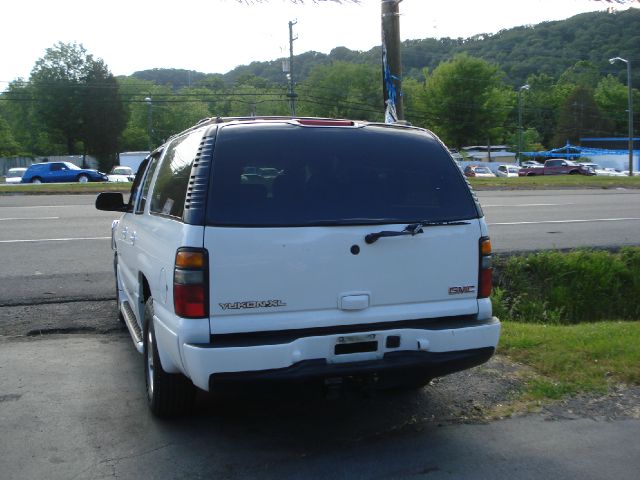 2004 GMC Yukon XL EX Sedan 4D