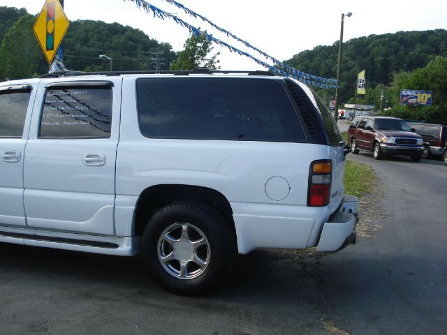 2004 GMC Yukon XL EX Sedan 4D