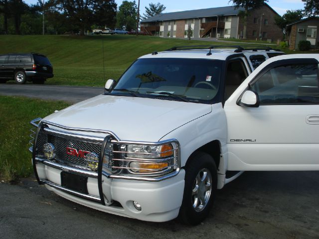 2004 GMC Yukon XL EX Sedan 4D