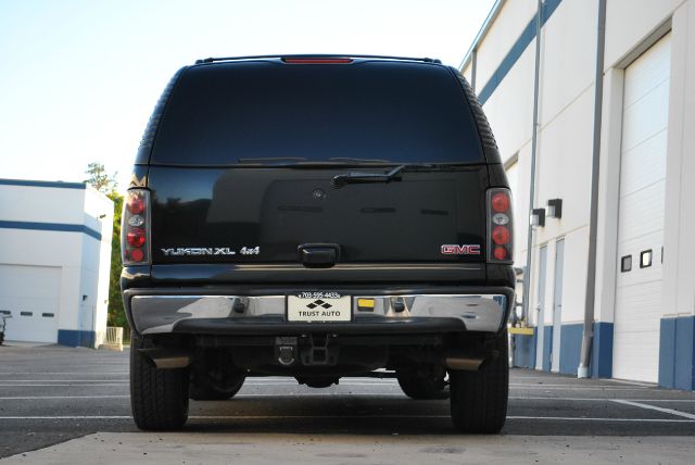 2004 GMC Yukon XL C350 4dr Sdn 3.5L Sport RWD Sedan