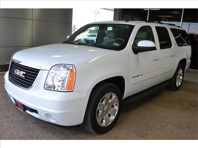 2011 GMC Yukon XL Pickup 4D 5 3/4 Ft W/navigation