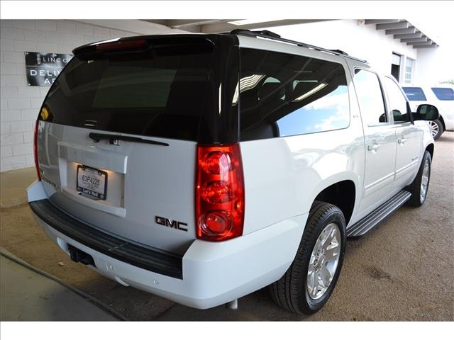 2011 GMC Yukon XL Pickup 4D 5 3/4 Ft W/navigation