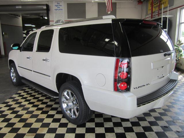 2013 GMC Yukon XL EX Sedan 4D