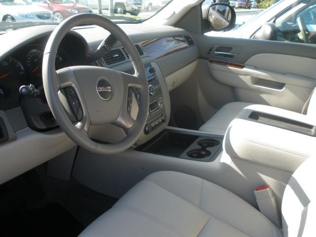 2013 GMC Yukon XL 4dr Sdn Touring Signature RWD Sedan