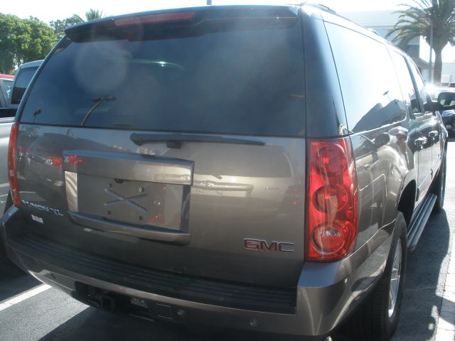 2013 GMC Yukon XL 4dr Sdn Touring Signature RWD Sedan