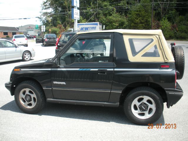 1995 Geo Tracker 4dr Sdn I4 CVT S