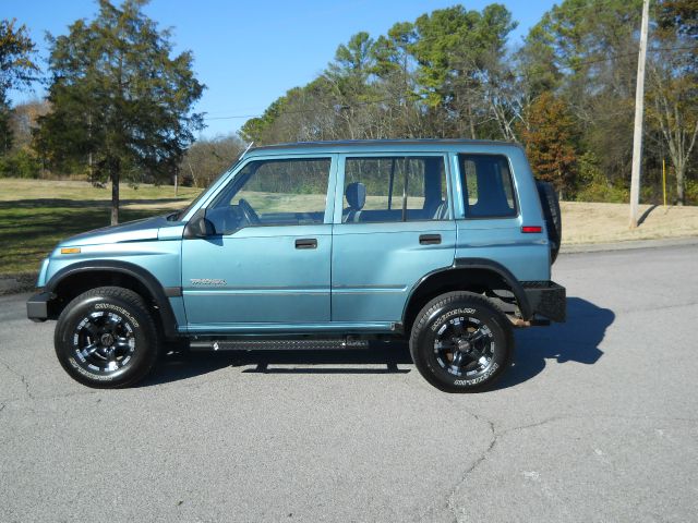 1996 Geo Tracker 4dr Sdn I4 CVT S