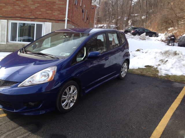 2009 Honda Fit Denali-quads-third-awd-nav-tv/dvd-moonroof-1 Owner