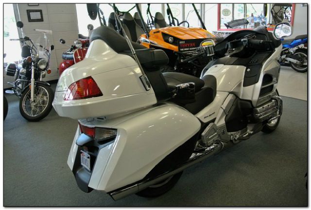 2012 Honda GOLDWING 4dr Sdn CXL Premium