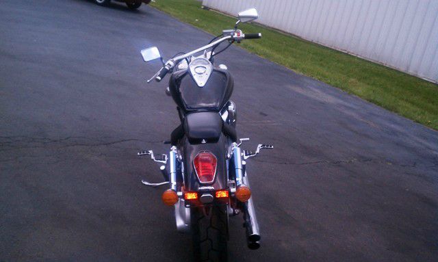 2009 Honda VTX1300C 2009 Nissan XE