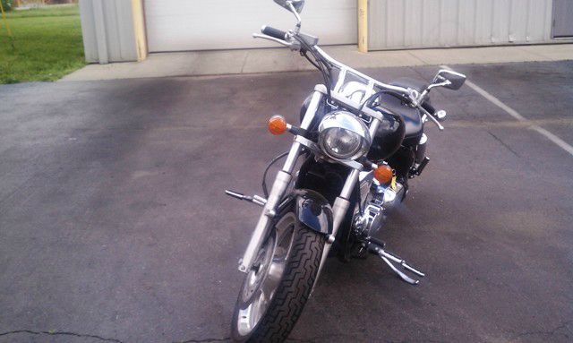 2009 Honda VTX1300C 2009 Nissan XE