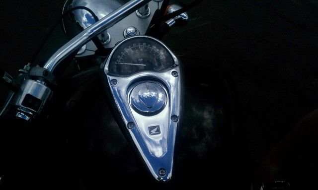 2009 Honda VTX1300C 2009 Nissan XE