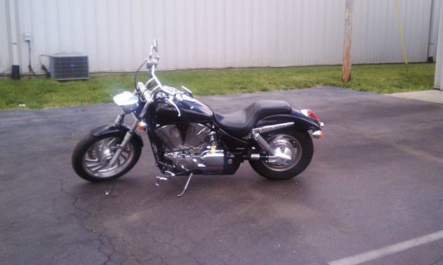 2009 Honda VTX1300C 2009 Nissan XE