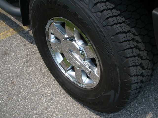 2006 Hummer H3 Scion XB